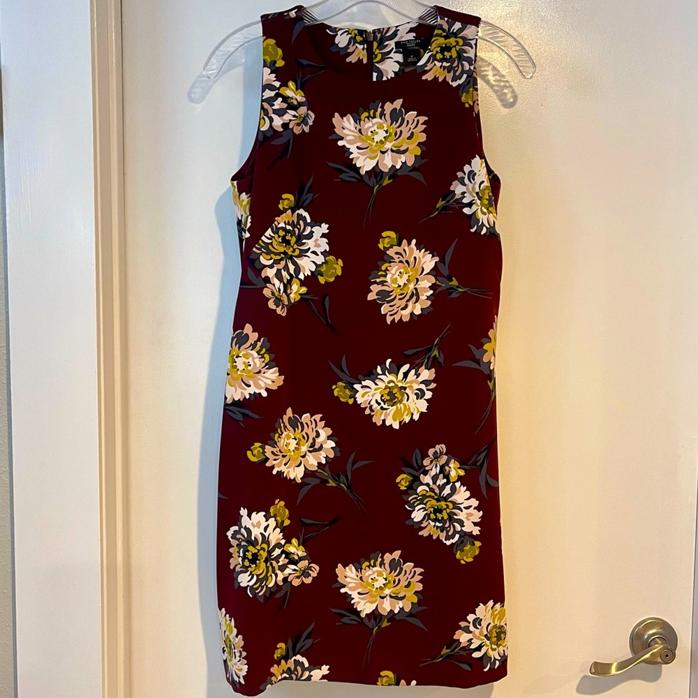 EUC. Ann Taylor Factory Sleeveless Shift Dress. Burgundy with Floral Print. 4P.